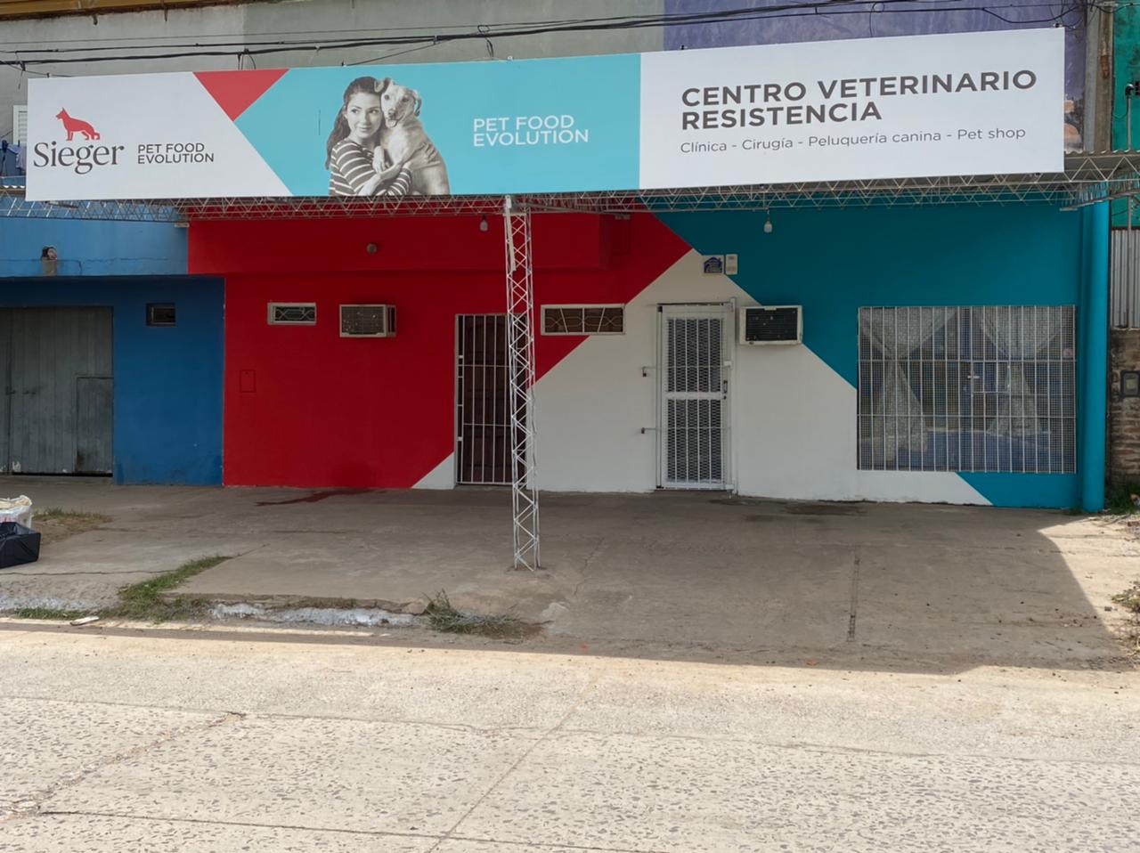 Fachada del Centro Veterinario Resistencia en Chaco con consultorio visible y pacientes caninos en la entrada
